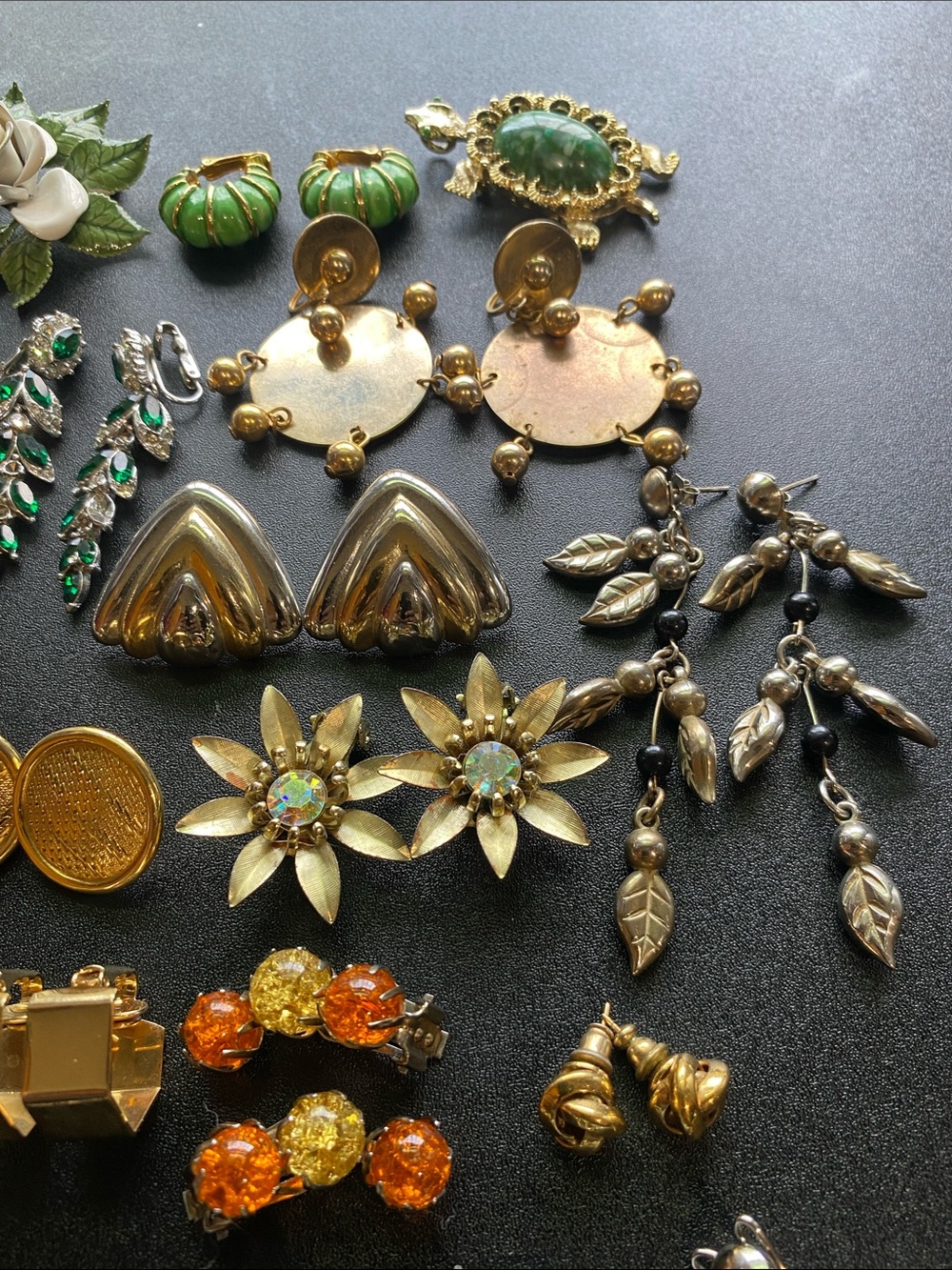 Mixed Vintage 18 pc Jewelry Bundle Earrings Set in Gold, Silver and Green Tones - Picture 5 of 12